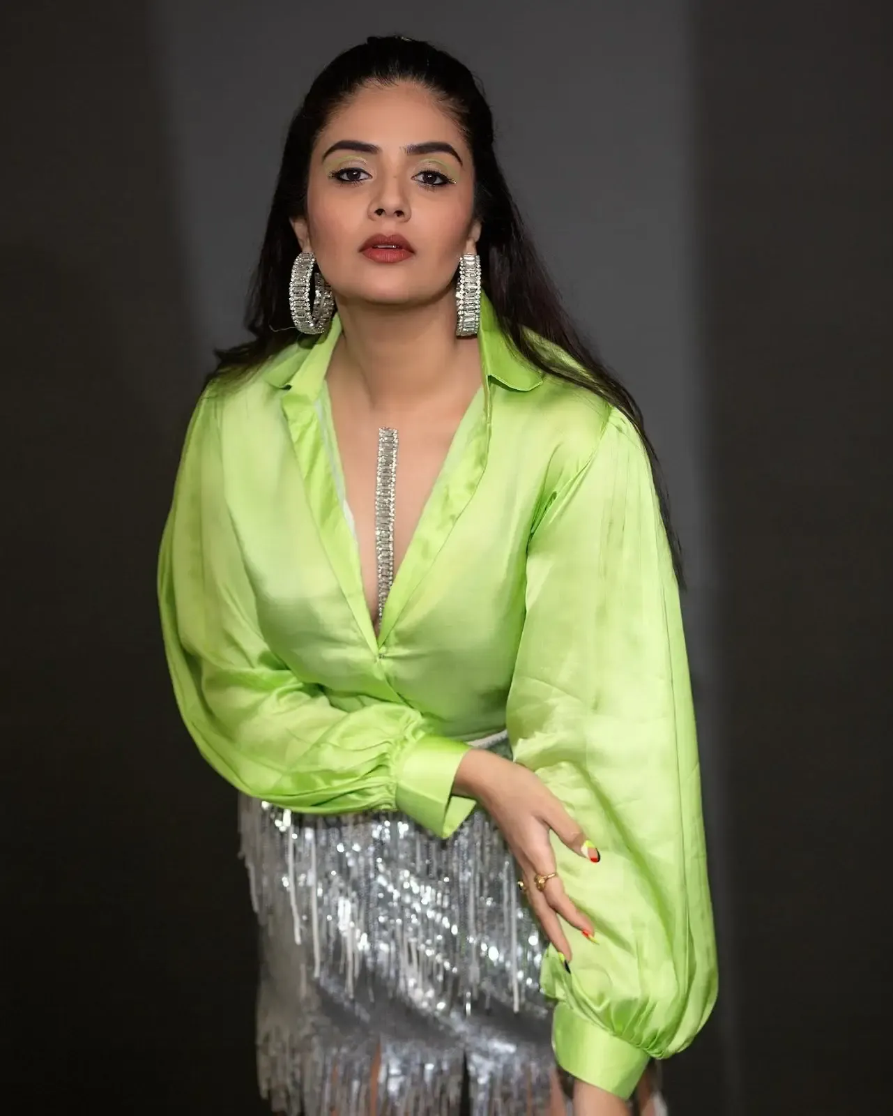 TV ACTRESS SREEMUKHI LONG LEGS SHOW IN MINI GREEN FROCK 2